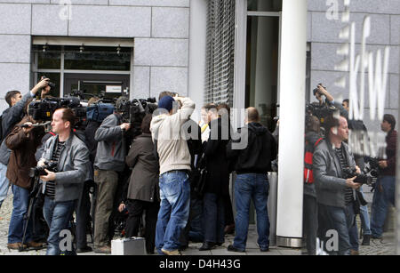 Les journalistes assiéger le siège du gouvernement allemand de la banque de développement KfW à Francfort-sur-Main, Allemagne, 22 octobre 2008. Un porte-parole a confirmé que la banque, les locaux à bureaux sont recherchées par l'Office fédéral de la Police criminelle d'Allemagne (BKA) environ un mois après la KfW transféré des centaines de millions d'euros à Lehman Brothers Holdings le même jour que Lehman fil Banque D'Images