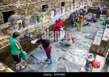 Teendhara, printemps et fontaine à eau à Bandipur, Népal Banque D'Images