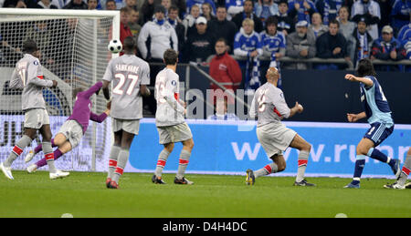 Kevin Kuranyi Schalke (R) marque le 2-0 lors de la Coupe de l'UEFA groupe un match FC Schalke 04 vs Paris Saint Germain au stade Veltins Arena à Gelsenkirchen, Allemagne, 23 octobre 2008. Photo : ACHIM SCHEIDEMANN Banque D'Images