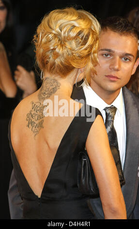 L'actrice Mena Suvari nous, qui est né en Grèce, affiche un nouveau tatouage qu'elle arrive pour l'amfAR Gala et la vente aux enchères à la Villa Borghèse à Rome, Italie, 24 octobre 2008. Photo : Hubert Boesl Banque D'Images