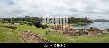 Vue surélevée sur l'ancien pénitencier et le port du site historique de Port Arthur sur la péninsule de Tasman, Tasmanie, Australie. Banque D'Images