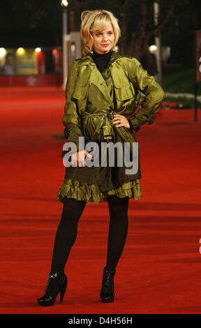 L'actrice Mena Suvari nous, qui est né en Grèce, marche le tapis rouge à la Rome's Park de la musique Auditorium pour la projection du film 'Le Jardin d'Eden' durant la 3ème Festival International du Film de Rome, Rome, Italie, 26 octobre 2008. Photo : Hubert Boesl Banque D'Images