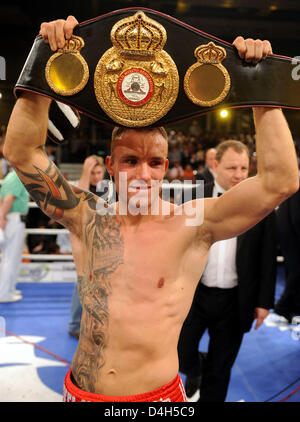 Ancien et nouveau poids moyens WBA-Super Champion du Monde Mikkel Kessler (Danemark) pose avec sa ceinture à Weser-Ems-Halle à Oldenburg, Allemagne, 25 octobre 2008. Il a battu 33 ans Danilo Haeussler allemande de Francfort Oder par k.o. à la troisième série. Photo : Ingo Wagner Banque D'Images