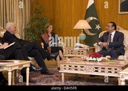 Le ministre allemand des affaires étrangères, Frank-Walter Steinmeier (4-L) rencontre son président pakistanais Asif Ali Zardari (R) à Islamabad, Pakistan, 28 octobre 2008. À la suite de la visite au Pakistan, M. Steinmeier continuera son voyage pour visiter l'Arabie Saoudite et les Emirats arabes unis (EAU). Photo : ARNO BURGI Banque D'Images