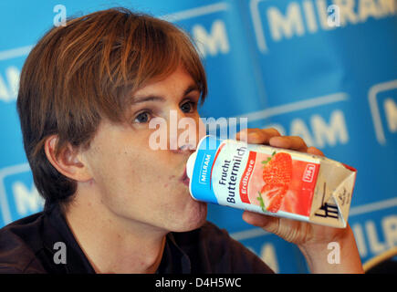 Cycliste professionnel allemand Linus Gerdemann sourit lors d'une conférence de presse de son nouvel employeur Milram Team à Dortmund, en Allemagne, le 30 octobre 2008. Le gagnant de la 'Tour de France' a été libéré de son contrat avec T-Mobile successeur Colombie-britannique, qui, au départ, n'était jusqu'à la fin de 2009. L'Union Cycliste Internationale (UCI) a déjà accepté de la 26-year-old's tra Banque D'Images