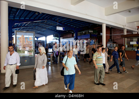 Les navetteurs à Sirkeci Gar (central railway) Gare la plus ancienne gare de l'arrêt d'Orient Express, Istanbul, Turquie, Durasia Banque D'Images