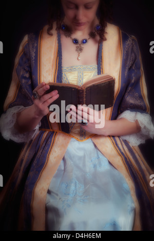 Une dame victorienne lire un livre Banque D'Images