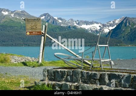 Seward, Alaska, monument marquant le début (et sud) de l'Iditarod Trail historique, surplombant la baie de Résurrection Banque D'Images