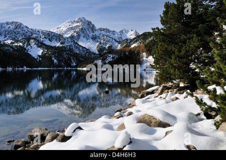 Saint Maurici et des sommets enneigés du Parc National d'Aigues Tortes en hiver, Pyrénées, la Catalogne, Espagne Banque D'Images