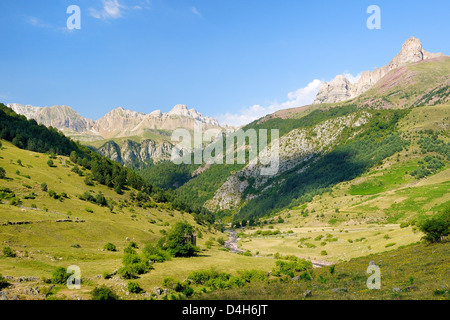 Rio Aragon Subordan et supérieure de la vallée de hecho négligé par karst calcaire et bois, Huesca, Aragon, Espagne Banque D'Images