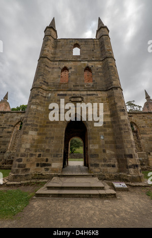 Entrée principale de l'ancienne église en ruines du site historique de Port Arthur sur la péninsule de Tasman, Tasmanie, Australie. Banque D'Images
