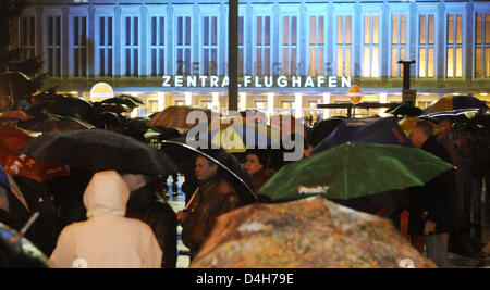 Les manifestants se tenir en face de l'aéroport Tempelhof et protester contre sa fermeture, à Berlin, Allemagne, 30 octobre 2008. Après avoir été pendant 85 ans, il va maintenant être fermé. Quelque 300 personnes ont participé à cette manifestation. Photo : Klaus-Dietmar Gabbert Banque D'Images