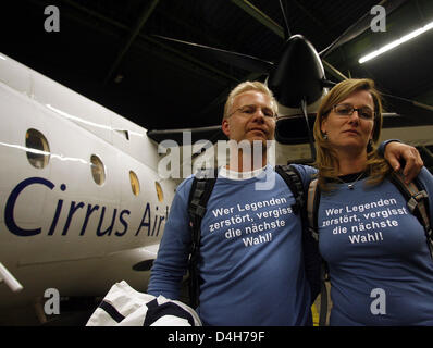 Les passagers du dernier vol régulier de la compagnie aérienne 'Cirrus Airlines' à Mannheim porter des chemises avec un self-made imprimer et se tenir en face de l'avion à l'Aéroport Berlin-Tempelhof, Berlin, Allemagne, 30 octobre 2008. À minuit, le dernier de deux avions va quitter l'aéroport de la ville qui avait été en service pendant 85 ans. Avec une fête pour les invités, selon M. Berlin goo Banque D'Images