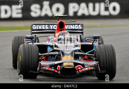 L'allemand Sebastian Vettel, pilote de Formule 1 de la Scuderia Toro Rosso-Ferrari entre dans un coin pendant la première session de la pratique à l'Autodromo Carlos Pace à Interlagos près de Sao Paulo, SP, Brésil, 31 octobre 2008. La Lewis Hamilton de McLaren Mercedes pourrait devenir le plus jeune champion du monde jamais comme il est sept points d'écart du Brésilien Felipe Massa de la Scuderia Ferrari dans le 2008 s Banque D'Images