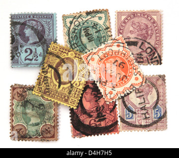 Assortiment Victorian timbres-poste sur un fond blanc. Banque D'Images