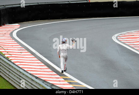 Pilote automobile écossais David Coulthard de Red Bull promenades retour à la voie des stands après son accident au début de la F1 Grand Prix du Brésil sur la piste de course à Interlagos près de Sao Paulo au Brésil, 02 novembre 2008. Hamilton a terminé 5ème et a remporté le titre. Photo : ROLAND WEIHRAUCH Banque D'Images