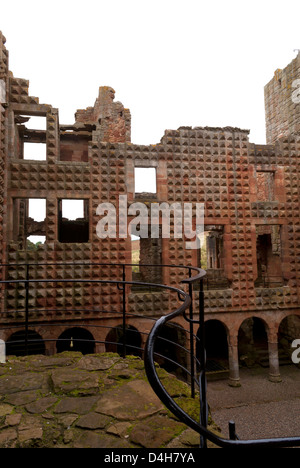 Le diamond facettes façade donnant sur la cour intérieure de Crichton, Château Pathhead, Midlothian, près d'Edimbourg en Ecosse Banque D'Images