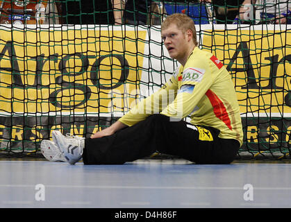 HSV Hamburg gardien Johannes Bitter se repose pendant le groupe D de la Ligue des champions de handball match contre F.C. Alsterdorfer Copenhague au handball sports hall à Hambourg, Allemagne, 05 novembre 2008. Photo : MARCUS BRANDT Banque D'Images