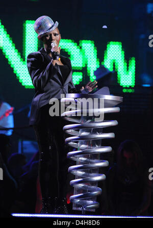 Grace Jones debout sur la scène aux MTV Europe Music Awards (EMA) de Liverpool, Royaume-Uni, 06 novembre 2008. Les artistes dans huit catégories seront exercés pour l'intermédiaire d'internet. Entre autres, le meilleur chanteur masculin et féminin et le meilleur groupe sera honoré. Certains pays participants également donner des prix aux artistes nationaux. Photo : Joerg Carstensen Banque D'Images