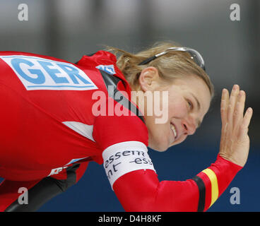 La patineuse de vitesse allemande Jenny Wolf remporte le 500 mètres femmes course avec une nouvelle piste temps record de 37,75 secondes au Sportforum Hohenschönhausen à Berlin, Allemagne, 07 novembre 2008. Photo : Bernd Settnik Banque D'Images