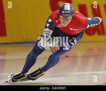 Le patineur de vitesse sur glace néerlandais Stefan Groothuis sur son chemin pour gagner l'homme ?s 1 000 mètres course pendant la Coupe du monde de patinage de vitesse à sports forum ?Hohenschönhausen ? À Berlin, Allemagne, 09 novembre 2008. Groothuis a terminé la course en 1:09,13 minutes. Photo : BERND SETTNIK Banque D'Images