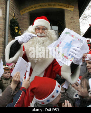 Santa Claus est accueilli par les enfants comme il arrive pour l'ouverture de l'office de poste de Noël dans Himmelpfort, Allemagne, 10 novembre 2008. Jusqu'au 24 décembre 2008 le Père Noël, avec l'aide de 20 assistants, répondra à lettres d'enfants à la maison de l ?invité ? Dans la région de Flensburg. L'année dernière, 280 000 enfants du monde entier ont écrit des lettres au Père Noël en Himmelpfort. Photo : Ber Banque D'Images