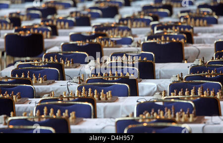 550 d'échiquiers vu peu de temps avant la 38e Jeux Olympiques d'échecs au centre des congrès de Dresde, Allemagne, 10 novembre 2008. 2160 joueurs d'échecs de 152 nations prendront part à l'exécution de tournoi du 12 au 25 novembre 2008. Photo : Ralf Hirschberger Banque D'Images