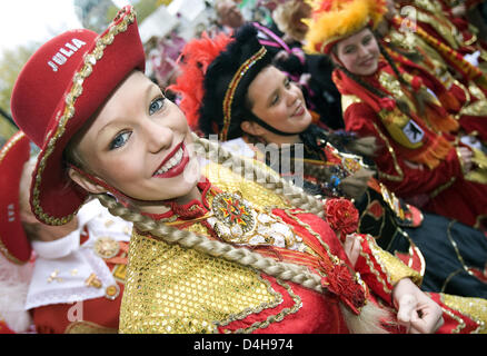 Fêtards carnaval storm juste à l'heure à 11:11 AM l'Hôtel de Ville Rouge de Berlin, Allemagne, 11 novembre 2008. Traditionnellement, le carnaval carnavaliers herald ?cinquième saison ? Dans la capitale allemande. Photo : ARNO BURGI Banque D'Images