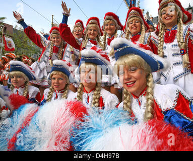 Fêtards carnaval storm juste à l'heure à 11:11 AM l'hôtel de ville d'Erfurt, Allemagne, 11 novembre 2008. Traditionnellement, le carnaval carnavaliers herald ?cinquième saison ? En prenant en charge le règne dans de nombreux hôtels de ville. Photo : MARTIN SCHUTT Banque D'Images