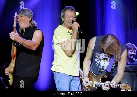 Bassiste du groupe britannique Deep Purple ? ?, Roger Glover (L-R), le chanteur Ian Gillan et le guitariste Steve Morse effectuer sur scène à salle omnisports Max-Schmeling-Halle à Berlin, Allemagne, 11 novembre 2008. Le groupe a célébré 40 années d'existence, lors d'une tournée en Allemagne. Photo : Britta Pedersen Banque D'Images