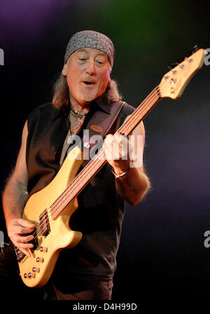 Bassiste du groupe britannique Deep Purple ? ?, Roger Glover joue sur la scène à salle omnisports Max-Schmeling-Halle à Berlin, Allemagne, 11 novembre 2008. Le groupe a célébré 40 années d'existence, lors d'une tournée en Allemagne. Photo : Britta Pedersen Banque D'Images