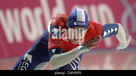 Le patineur de vitesse sur glace néerlandais Stefan Groothuis est montré en action pendant la course de 500 mètres de la Coupe du monde de patinage de vitesse à sports forum ?Hohenschönhausen ? À Berlin, Allemagne, 07 novembre 2008. 106 femmes et 144 hommes de 27 pays différents ont participé à l'événement. Photo : Bernd Settnik Banque D'Images