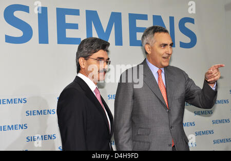 Siemens-chef Peter Loescher (R) et le directeur financier Joe Kaeser (L) sont présentées avant la conférence de presse de bilan sur les activités de l'exécution de l'exercice 2008 à Munich, Allemagne, 13 novembre 2008. Siemens a couru dans le rouge au dernier trimestre après un froid dans les milliards en raison de la restructuration radicale et l'affaire de corruption. L'entreprise d'électronique a subi des pertes après impôts de 2,4 billi Banque D'Images