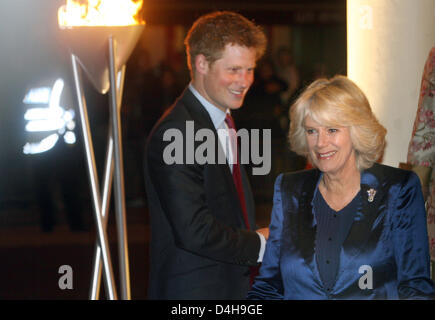 Le prince Harry (L) et de Camilla, Duchesse de Cornouailles (R), arriver au Wimbledon Theatre pour un organisme de bienfaisance, nous sommes le plus ?performance amusé ? De l'aide de l'Île ?s Trust de charité, l'un d'un certain nombre d'événements pour célébrer le Prince de Galles ? 60e anniversaire, à Londres, Royaume-Uni, 12 novembre 2008. Photo : Patrick van Katwijk Banque D'Images