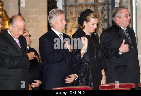 La famille royale belge Le Roi Albert (L-R), Prince Philippe, La Princesse Mathilde et le Prince Laurent assister à la célébration annuelle de l'Kingsday à Bruxelles, Belgique, 15 novembre 2008. La famille royale est allé(e) à le Te Deum service dans la Sint-Michiels-en-Sint-Goedele cathédrale. Journal flamand 'Het Laatste Nieuws' rapporte que la famille royale recevra six pour cent de plus d'argent au conseil du trésor Banque D'Images