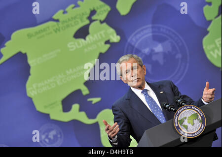 Le président américain George W. Bush donne une conférence de presse finale du Sommet de Washington après la finance au National Building Museum de Washington, États-Unis d'Amérique, le 15 novembre 2008. Jusqu'à l'après-midi même, les chefs d'état et de gouvernement des principales puissances économiques et des pays émergents (G20) a discuté des conséquences de la crise financière mondiale. Photo : Rainer Jensen Banque D'Images