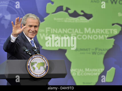 Le président américain George W. Bush dit au revoir aux journalistes après avoir donné une conférence de presse finale sur les résultats de la Washington Finance Summit au National Building Museum de Washington, États-Unis d'Amérique, le 15 novembre 2008. Jusqu'à l'après-midi même, les chefs d'état et de gouvernement des principales puissances économiques et des pays émergents (G20) a discuté des conséquences de la gl Banque D'Images