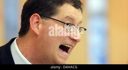 Thorsten Schaefer-Guembel, premier candidat de Hesse ?s sociaux-démocrates (SPD), prononce un discours à l'état Landtag (parlement) de Hesse à Wiesbaden, Allemagne, 19 novembre 2008. Point central sur l'ordre du jour d'aujourd'hui est la dissolution du parlement de Hesse pour ouvrir la voie à de nouvelles élections en janvier. Photo : BORIS ROESSLER Banque D'Images