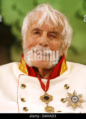 Acteur Johannes Heesters capturé sur la scène de l ?Winterhuder Faehrhaus ? Théâtre à Hambourg, Allemagne, 19 novembre 2008. Le plus ancien encore actif acteur Johannes ?Jopie ? Heesters fonctionnera comme l'empereur François-Joseph dans la comédie musicale "Im Weissen Roessl ? (Littéralement : au Cheval Blanc) à partir du 21 novembre 2008. Jopie ?s les performances sont susceptibles de durer que 8 minutes, Banque D'Images