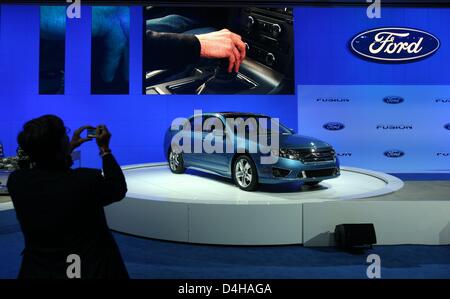 Un visiteur prend une photo de Ford Fusion du nouveau modèle au cours du salon de l'automobile de Los Angeles à Los Angeles, USA, 19 novembre 2008. Les constructeurs automobiles de premier plan axés sur la présentation des véhicules à carburant de remplacement et des modèles avec une économie de carburant améliorée au cours de l'Auto Show, qui se poursuit tout au long de 30 novembre. Photo : Carsten Rehder Banque D'Images