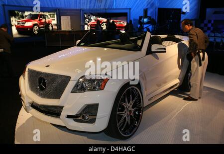 Un visiteur se penche sur une étude de conception de la Mercedes GLK modèle au stand pendant le salon de l'automobile de Los Angeles à Los Angeles, USA, 19 novembre 2008. Les constructeurs automobiles de premier plan axés sur la présentation des véhicules à carburant de remplacement et des modèles avec une économie de carburant améliorée au cours de l'Auto Show, qui se poursuit tout au long de 30 novembre. Photo : Carsten Rehder Banque D'Images