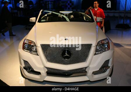 Un visiteur se penche sur une étude de conception de la Mercedes GLK modèle au stand pendant le salon de l'automobile de Los Angeles à Los Angeles, USA, 19 novembre 2008. Les constructeurs automobiles de premier plan axés sur la présentation des véhicules à carburant de remplacement et des modèles avec une économie de carburant améliorée au cours de l'Auto Show, qui se poursuit tout au long de 30 novembre. Photo : Carsten Rehder Banque D'Images