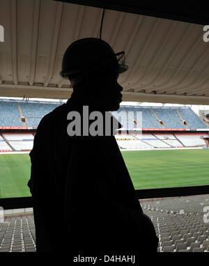 Un travailleur est photographié à Loftus Versfeld-Stadium site de construction à Pretoria, Afrique du Sud, le 20 novembre 2008. Trois matchs de groupe de la Coupe des Confédérations aura lieu dans le stade en 2009 ainsi que six matchs de la Coupe du Monde de la FIFA, l'année suivante. Photo : Gero Breloer Banque D'Images