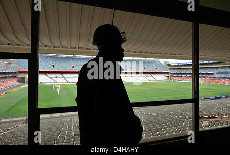 Un travailleur est photographié à Loftus Versfeld-Stadium site de construction à Pretoria, Afrique du Sud, le 20 novembre 2008. Trois matchs de groupe de la Coupe des Confédérations aura lieu dans le stade en 2009 ainsi que six matchs de la Coupe du Monde de la FIFA, l'année suivante. Photo : Gero Breloer Banque D'Images