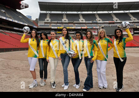 Miss Nouvelle-zélande Kahurangi Julia Taylor (L-R), Miss Egypte Sanaa Ismail Hamed, Miss Brésil Tamara Almeida Silva, Miss Monde chinois Zhang Zilin, Miss Afrique du Sud Tansey Coetzee, Miss Italie Claudia Russo, Miss USA Mercie Lane Lindell et Miss Espagne Patricia Yurena Rodriguez Alonjo présente la compétition officielle lors d'une balle à l'appel de la photo Ellis Park Stadium de Johannesburg, Afrique du Banque D'Images