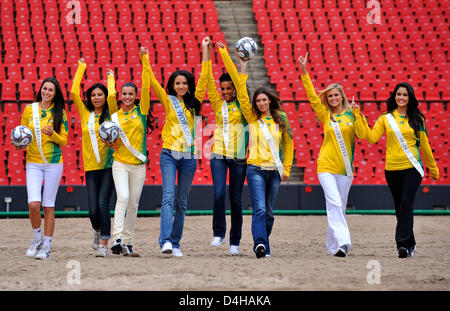 Miss Nouvelle-zélande Kahurangi Julia Taylor (L-R), Miss Egypte Sanaa Ismail Hamed, Miss Brésil Tamara Almeida Silva, Miss Monde chinois Zhang Zilin, Miss Afrique du Sud Tansey Coetzee, Miss Italie Claudia Russo, Miss USA Mercie Lane Lindell et Miss Espagne Patricia Yurena Rodriguez Alonjo présente la compétition officielle lors d'une balle à l'appel de la photo Ellis Park Stadium de Johannesburg, Afrique du Banque D'Images