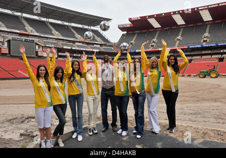 Miss Nouvelle-zélande Kahurangi Julia Taylor (L-R), Miss Egypte Sanaa Ismail Hamed, Miss Monde chinois Zhang Zilin, Miss Brésil Tamara Almeida Silva, ancien professionnel de football sud-africain Lucas Radebe, Miss Afrique du Sud Tansey Coetzee, Miss Italie Claudia Russo, Miss USA Mercie Lane Lindell et Miss Espagne Patricia Yurena Rodriguez Alonjo présente la compétition officielle lors d'une balle p Banque D'Images