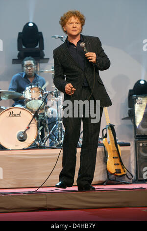 Mick Hucknall de Simply Red band pop britannique fonctionne à un gala de charité en faveur des enfants McDonald ?s ? Fonds à Postpalast à Munich, Allemagne, 22 novembre 2008. Photo : Ursula Dueren (ATTENTION : l'utilisation éditoriale seulement !) Banque D'Images