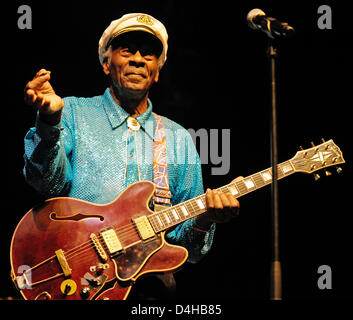 Légende du rock américain Chuck Berry effectue chez SAP Arena de Mannheim, Allemagne, 22 novembre 2008. Le soir même légendes du rock Chuck Berry et Jerry Lee Lewis ont donné leur seul concert en Allemagne. Dans les années 1950, ils sont devenus célèbres pour des chansons telles que "Sweet Little Sixteen ?, ?Roll over Beethoven ? Et ?Great Balls Of Fire ?. Photo : Ronald Wittek Banque D'Images