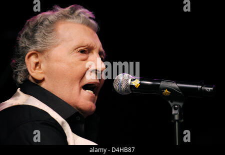 Légende du rock américain Jerry Lee Lewis effectue chez SAP Arena de Mannheim, Allemagne, 22 novembre 2008. Le soir même légendes du rock Chuck Berry et Jerry Lee Lewis ont donné leur seul concert en Allemagne. Dans les années 1950, ils sont devenus célèbres pour des chansons telles que "Sweet Little Sixteen ?, ?Roll over Beethoven ? Et ?Great Balls Of Fire ?. Photo : Ronald Wittek Banque D'Images